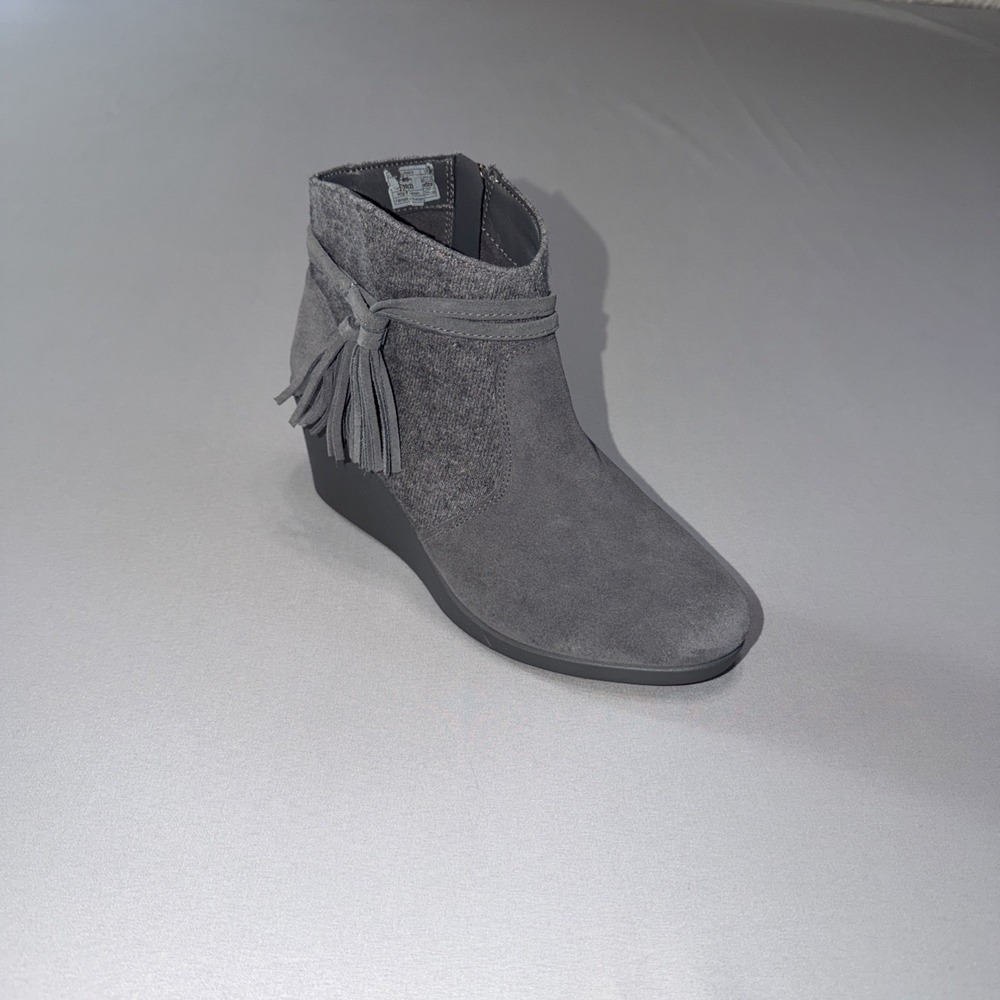 Crocs Women's Leigh Wedge Dual Comfort Ankle Boots Size 6 Gray Suede Tassel Zip